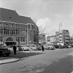 852636 Gezicht op de Neude te Utrecht, met geparkeerde auto's en links het Hoofdpostkantoor (Neude 11).